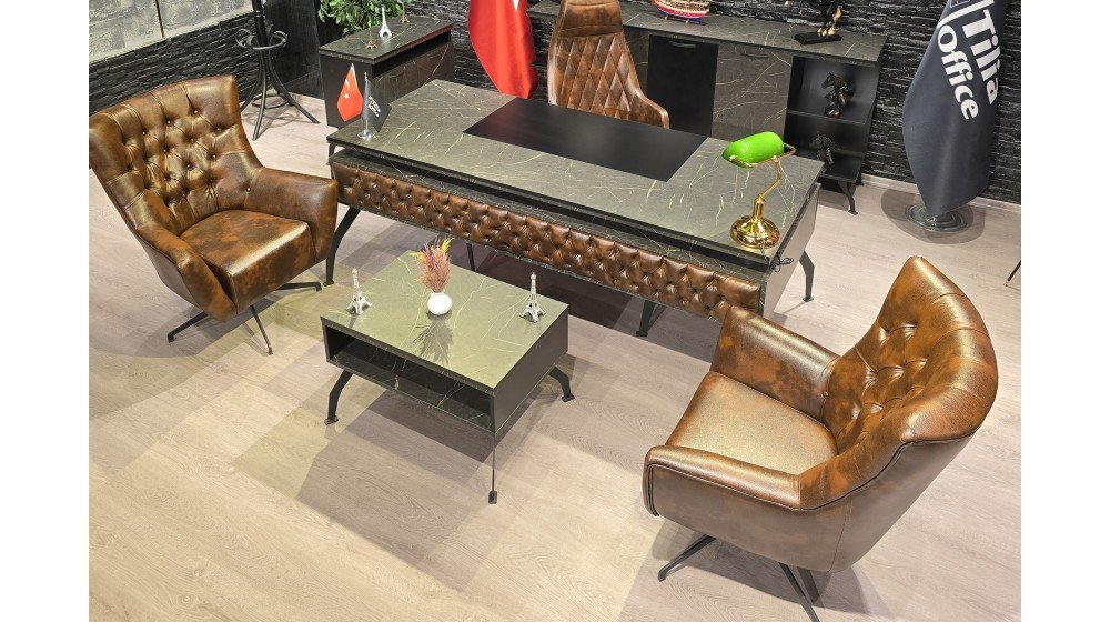 Kapi Chester yönetici masa takımı, kapitoneli ön paneli, mermer desenli tablası ve metal ayakları ile modern ofis ortamında Tilia dönerli Chester bekleme grubu ile sergileniyor.
